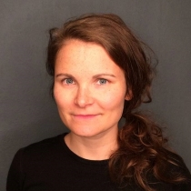 LenaG Das Bild zeigt Lena Grüber vor einem dunklen Hintergrund.